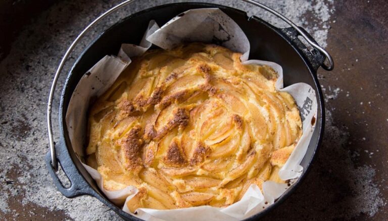 Apfelkuchen aus dem Dutch Oven