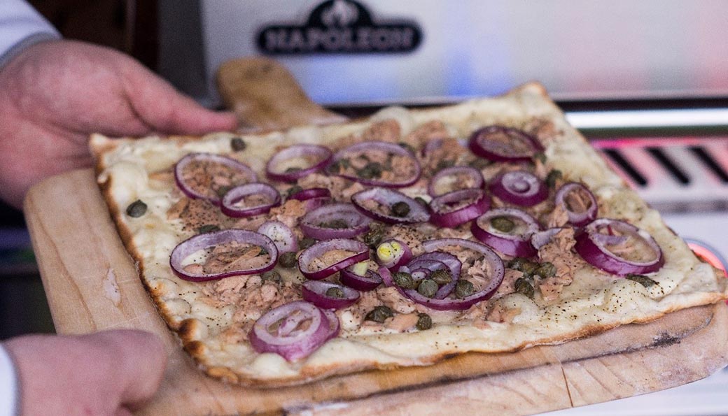 Flammkuchen mit Thunfisch und Kapern