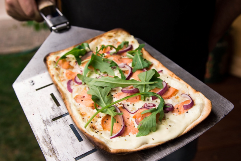 Flammkuchen mit Lachs und Rucola