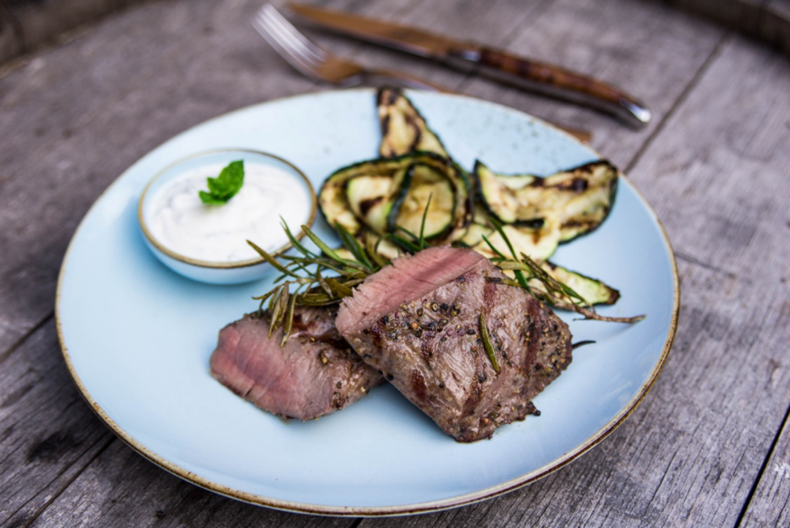 Lammlachse mit Zucchini und Jogurt-Minz-Dip