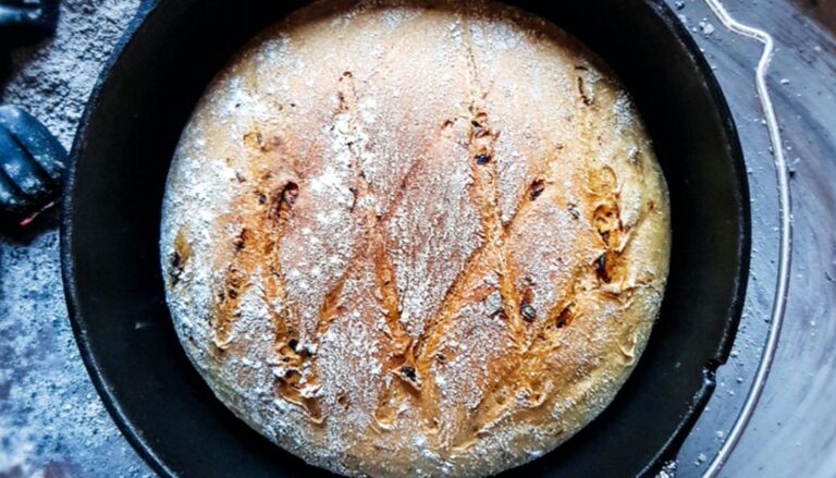 Zwiebel-Speck-Brot aus dem Dutch Oven