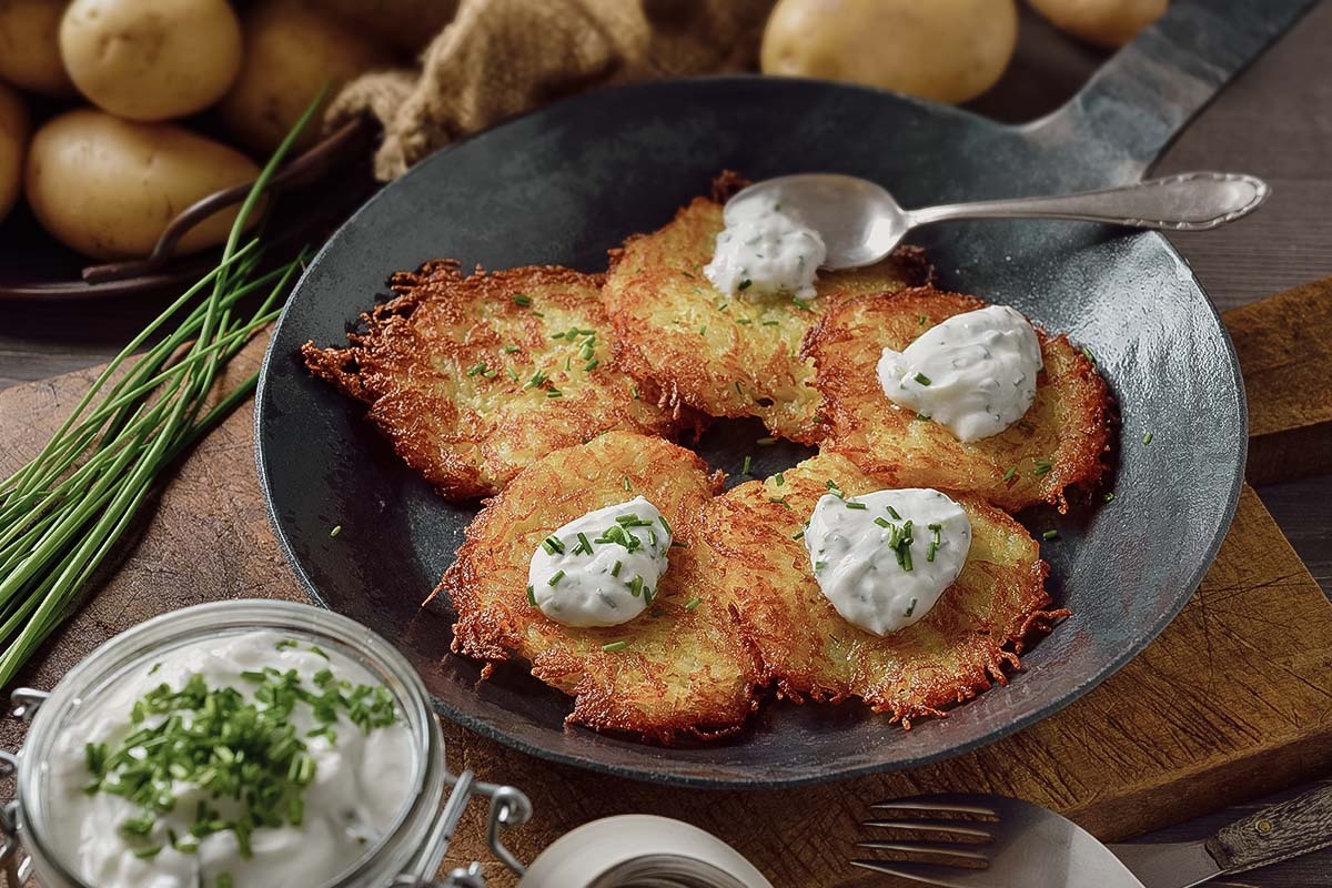 Kartoffeltaler mit gegrilltem Lachs und Kräuterquark