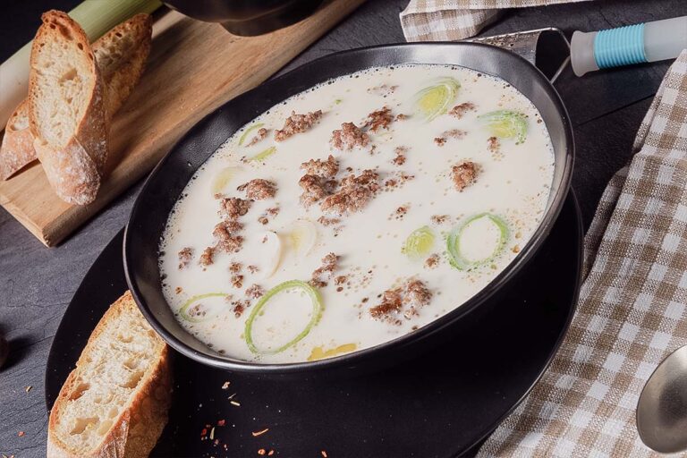 Käse-Lauch-Suppe mit Hackfleisch aus dem Dutch Oven