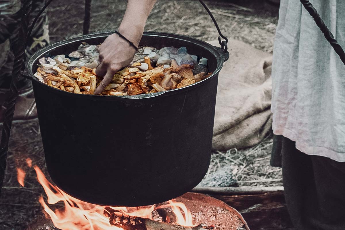 Pilzgulasch mit Semmelknödeln aus dem Dutch Oven