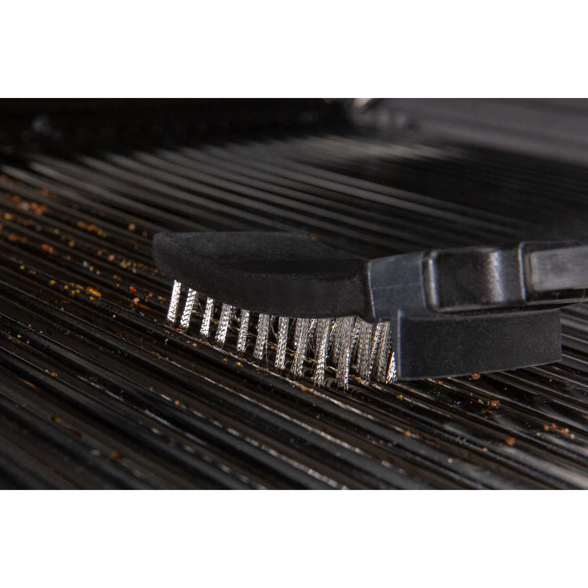 Broil King Baron Reinigungsbürste Anwendung auf Gussrost Broil King Baron Reinigungsbürste Anwendung auf Gussrost