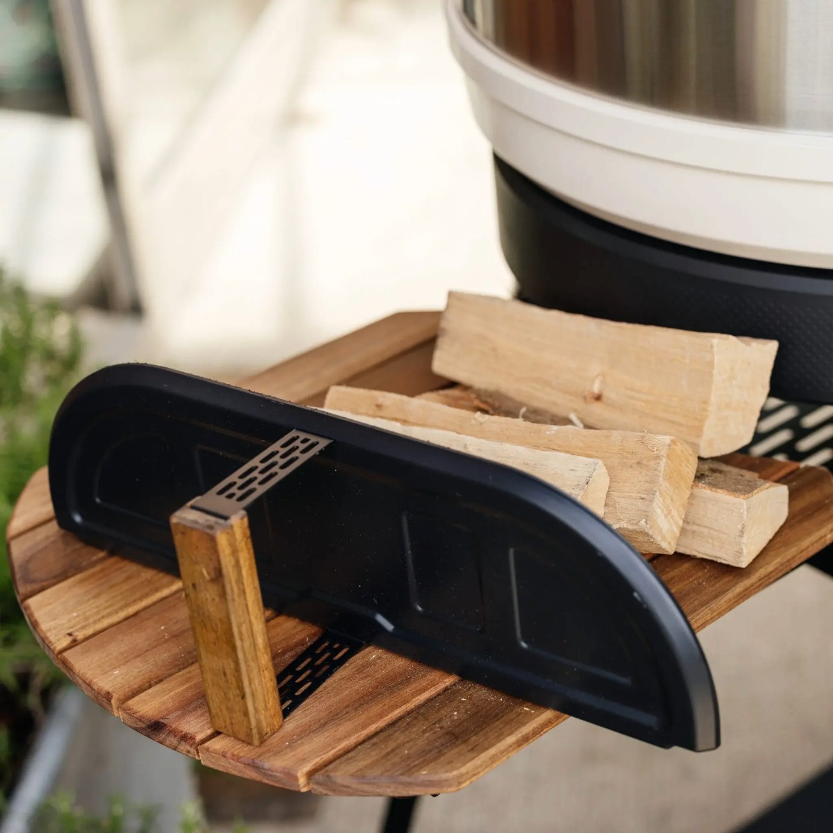 Gozney Dome (Gen 2) Tür Tür vor Holzhintergrund