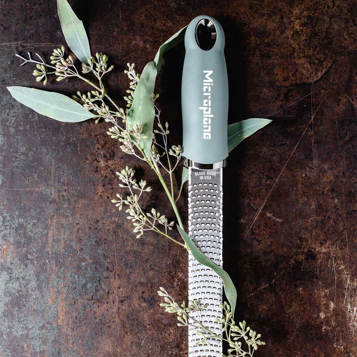 Microplane Premium Reibe / Zester, Eukalyptus Grün