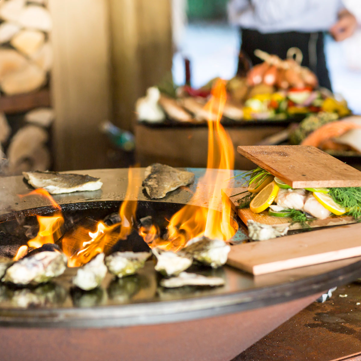 Vielseitige Zubereitung auf der OFYR Feuerschale Classic Corten 85 Vielseitige Zubereitung auf der OFYR Feuerschale Classic Corten 85