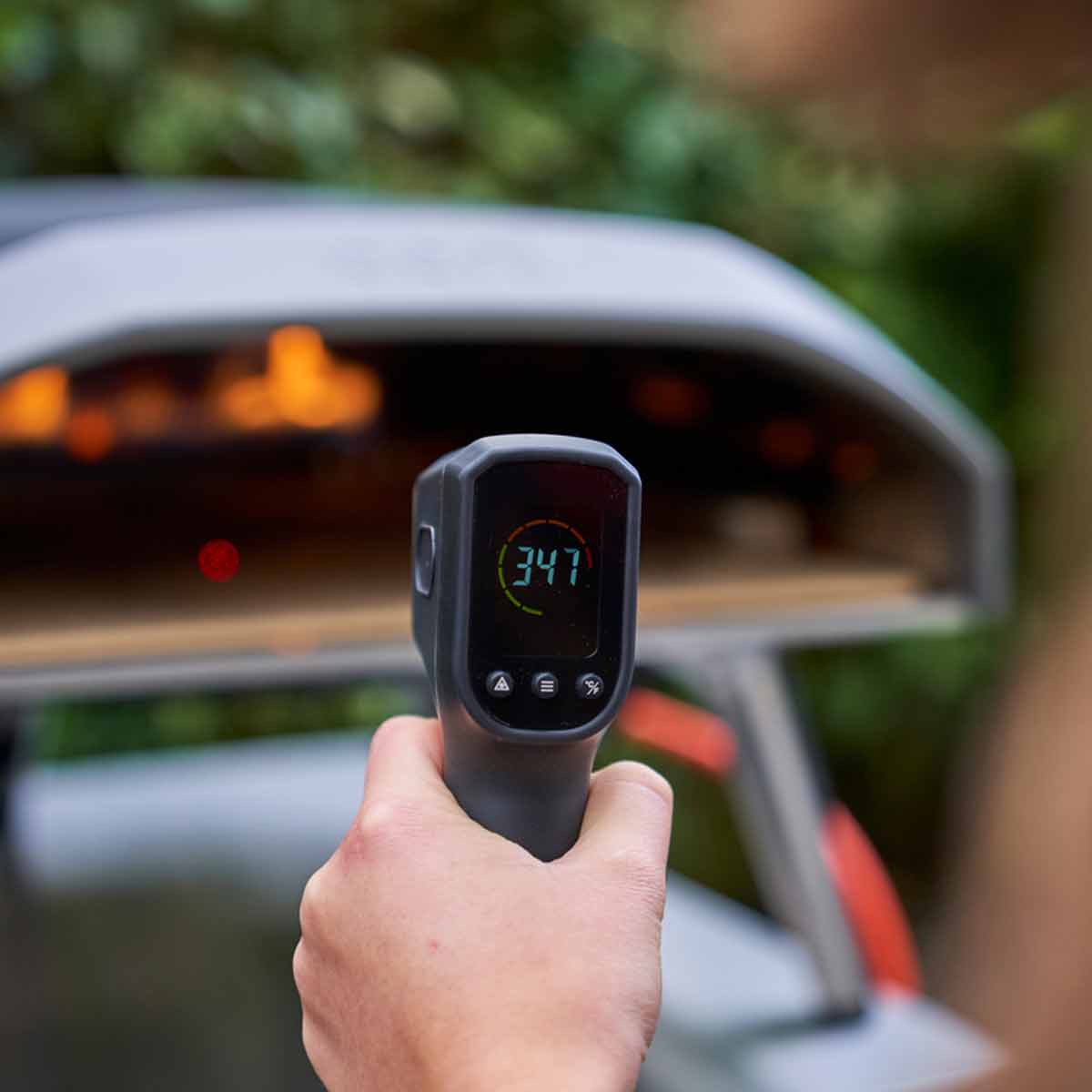 Ooni Digitales Infrarot Thermometer, Messung am Pizzaofen