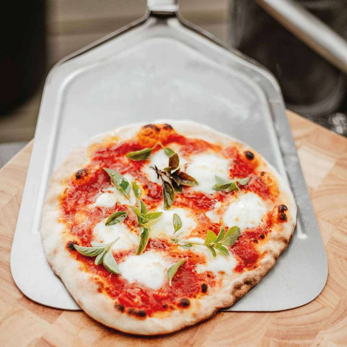 Enders Premium Pizzaschaufel mit Pizza
