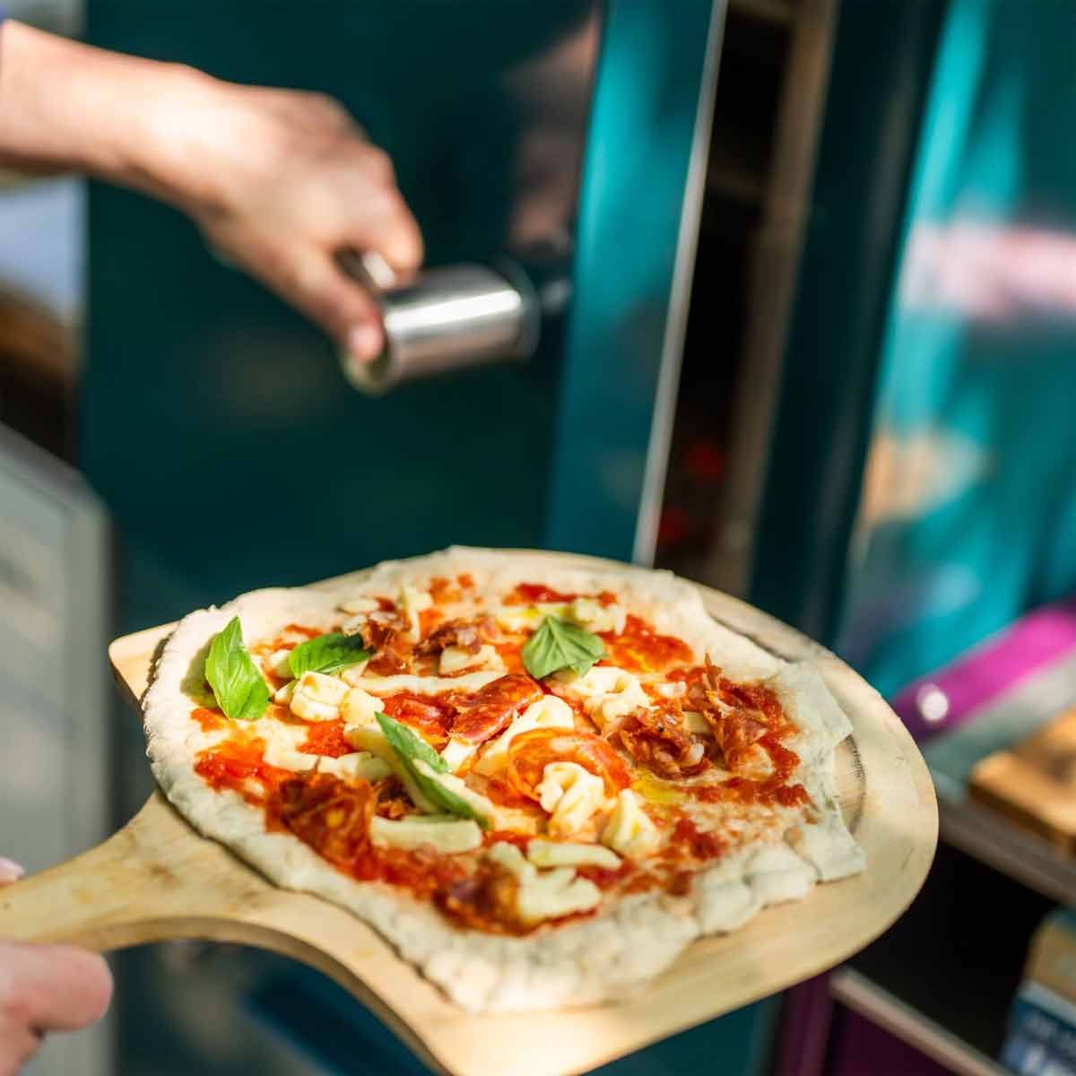 Charlie Oven Pizzastein, Pizza auf Pizzaheber