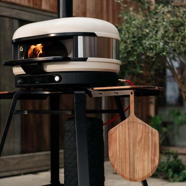 Pizzaschaufel aufgehangen am Gozney Dome 