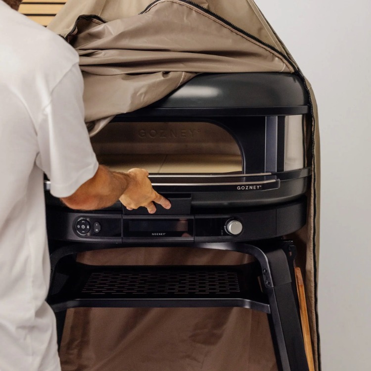 Gozney Dome Gen 2.0 Abdeckhaube Lang  Pizzaofen wird aus Abdeckhaube entfernt