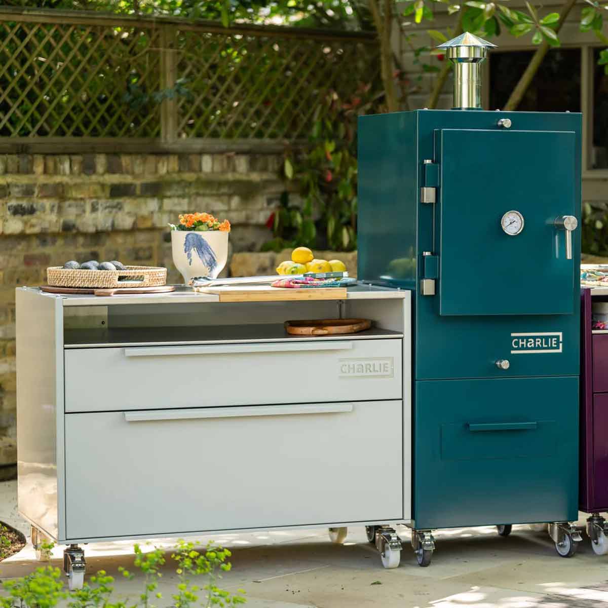 Charlie Oven Beistellwagen, kombiniert mit Charlie Holzkohleofen