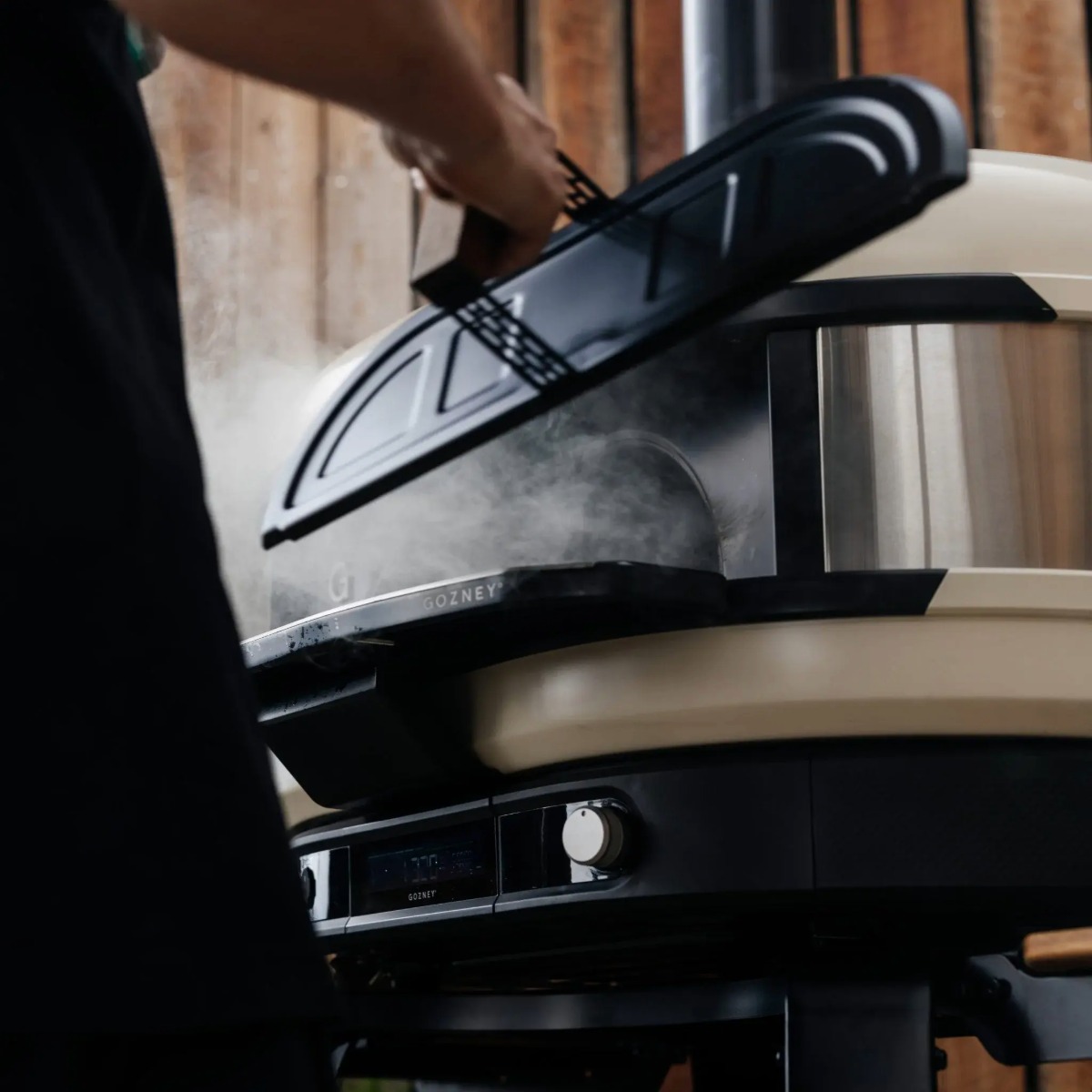 Gozney Dome (Gen 2) Tür Geöffnete Tür an Pizzaofen