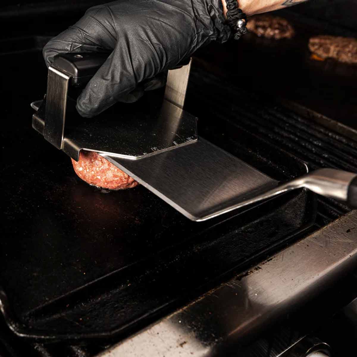 Broil King Smash Burgerpresse, im Einsatz mit Grillwender