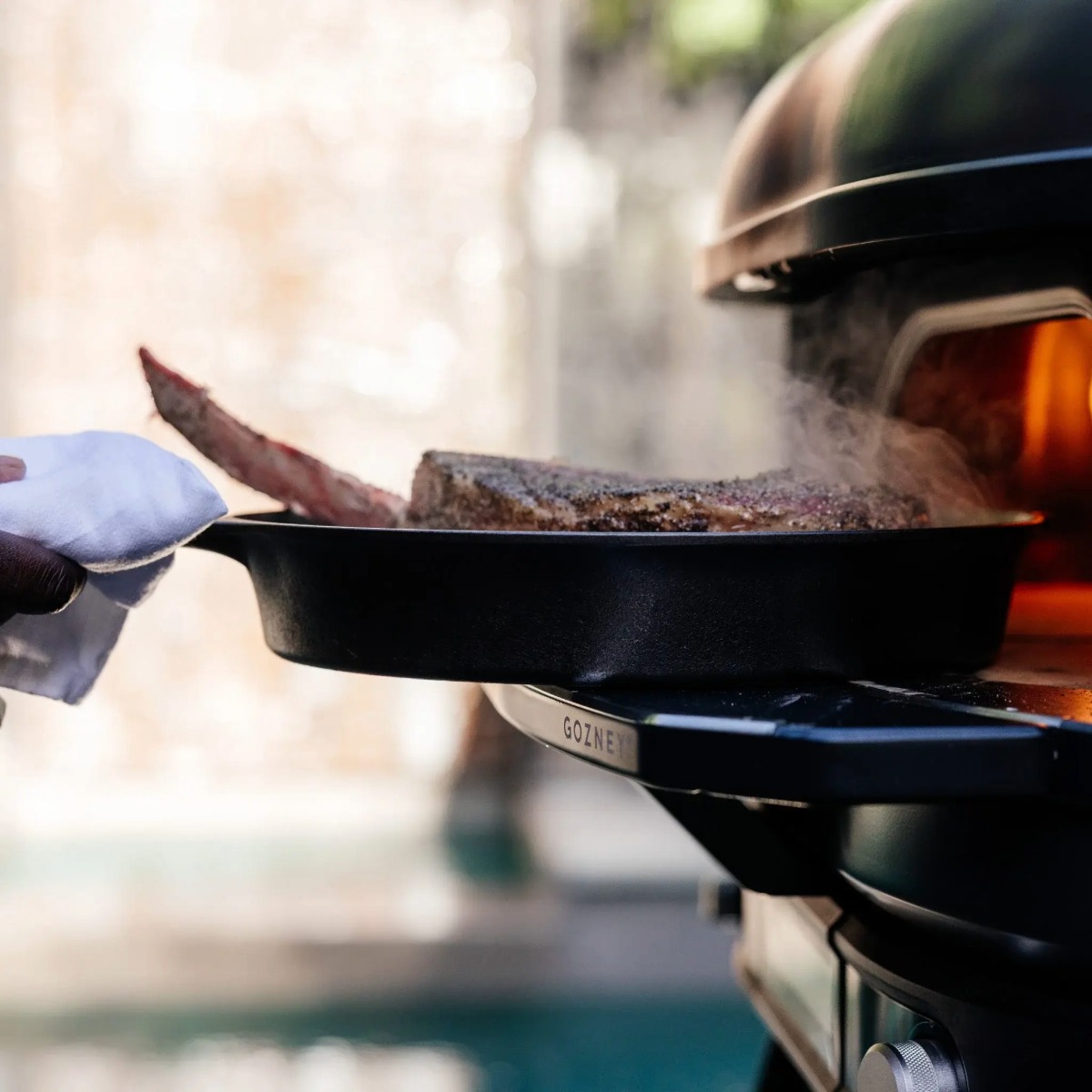 Gozney Dome (Gen 2) Frontablage Pfanne auf Frontablage an Pizzaofen