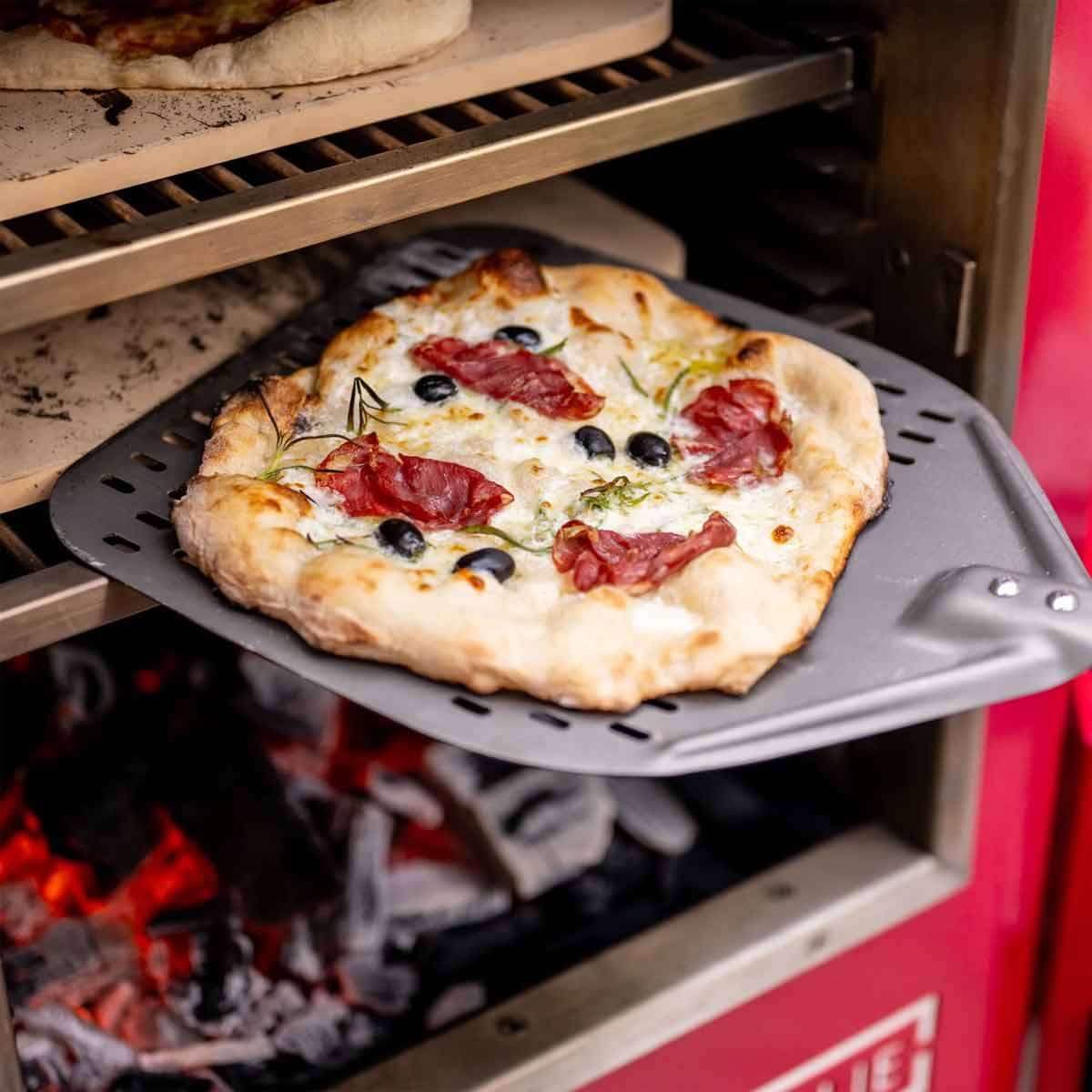 Charlie Oven Pizzastein, Pizza auf Pizzaschaufel