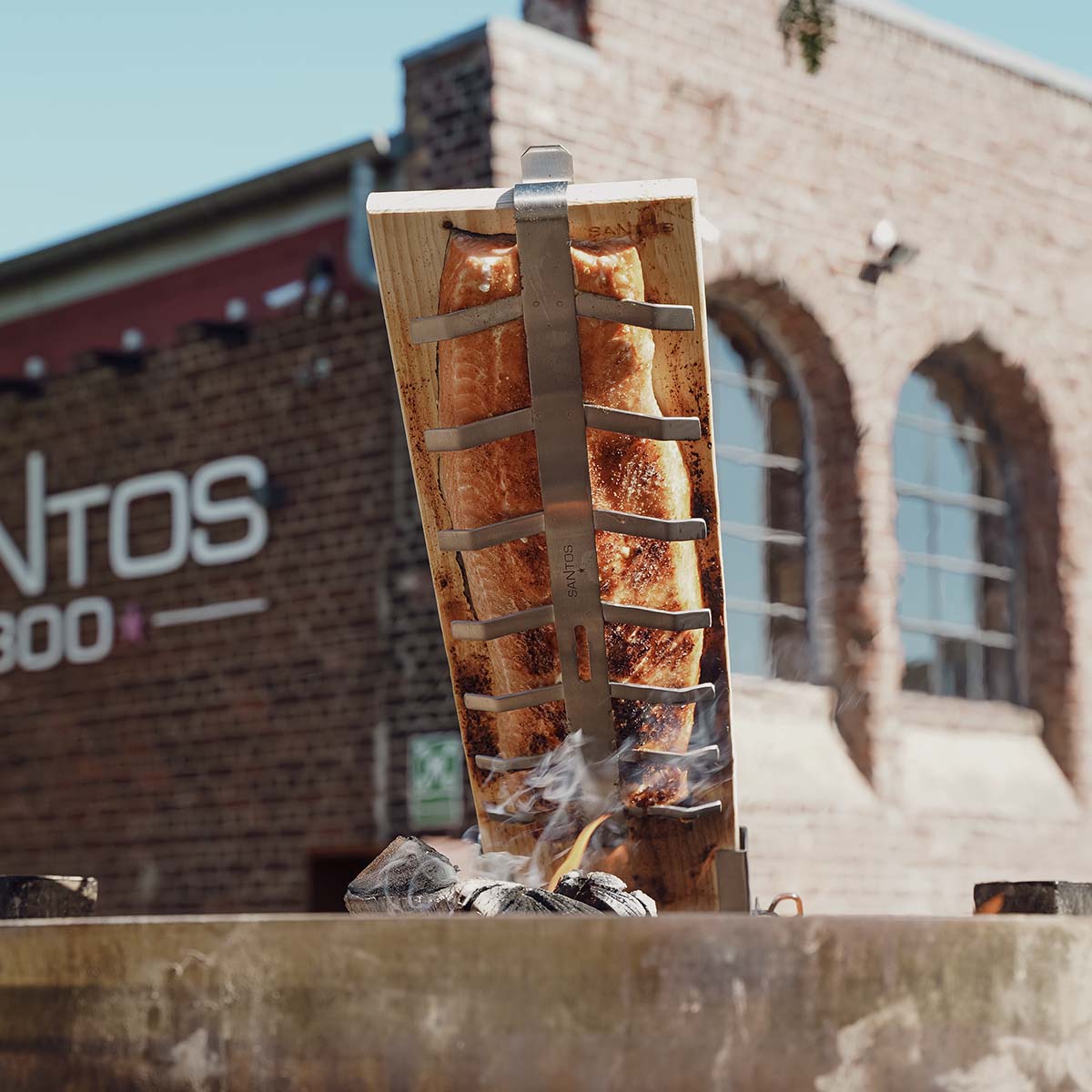 SANTOS Flammlachshalter aus Edelstahl inkl. Flammlachsbrett aus Zedernholz SANTOS Flammlachshalter aus Edelstahl inkl. Flammlachsbrett aus Zedernholz