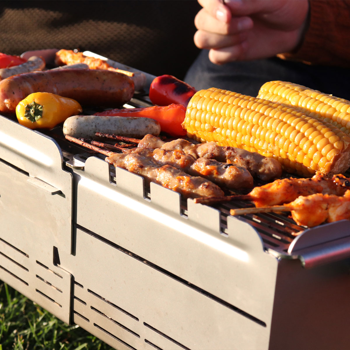 Knister Grill Premium – tragbarer Holzkohlegrill aus Edelstahl Knister Grill Premium – tragbarer Holzkohlegrill aus Edelstahl