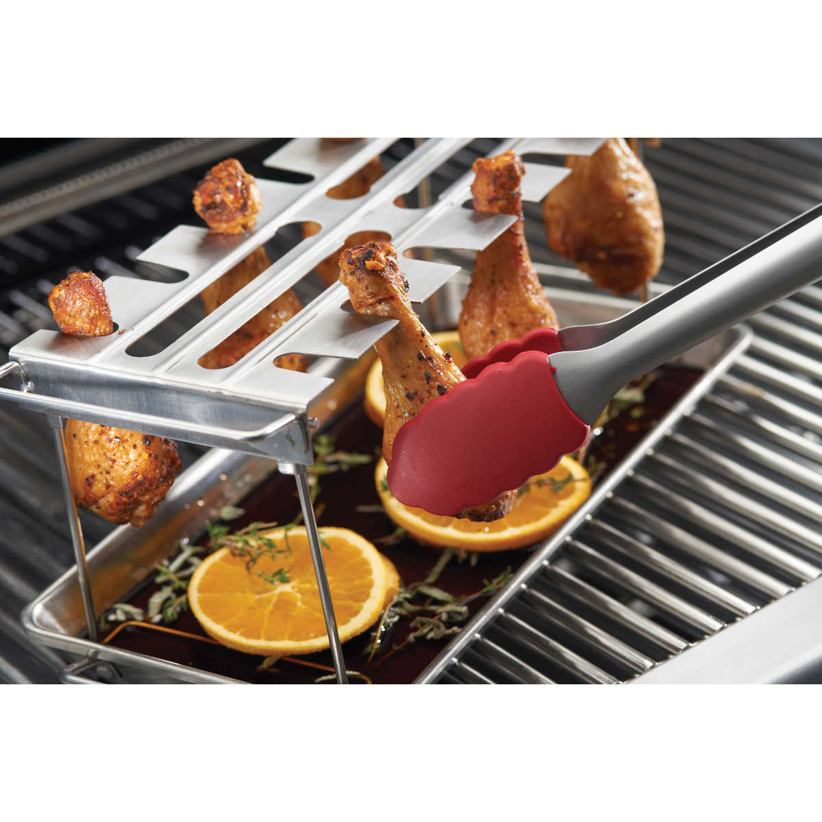 Broil King Edelstahl Wing Rack in Anwendung