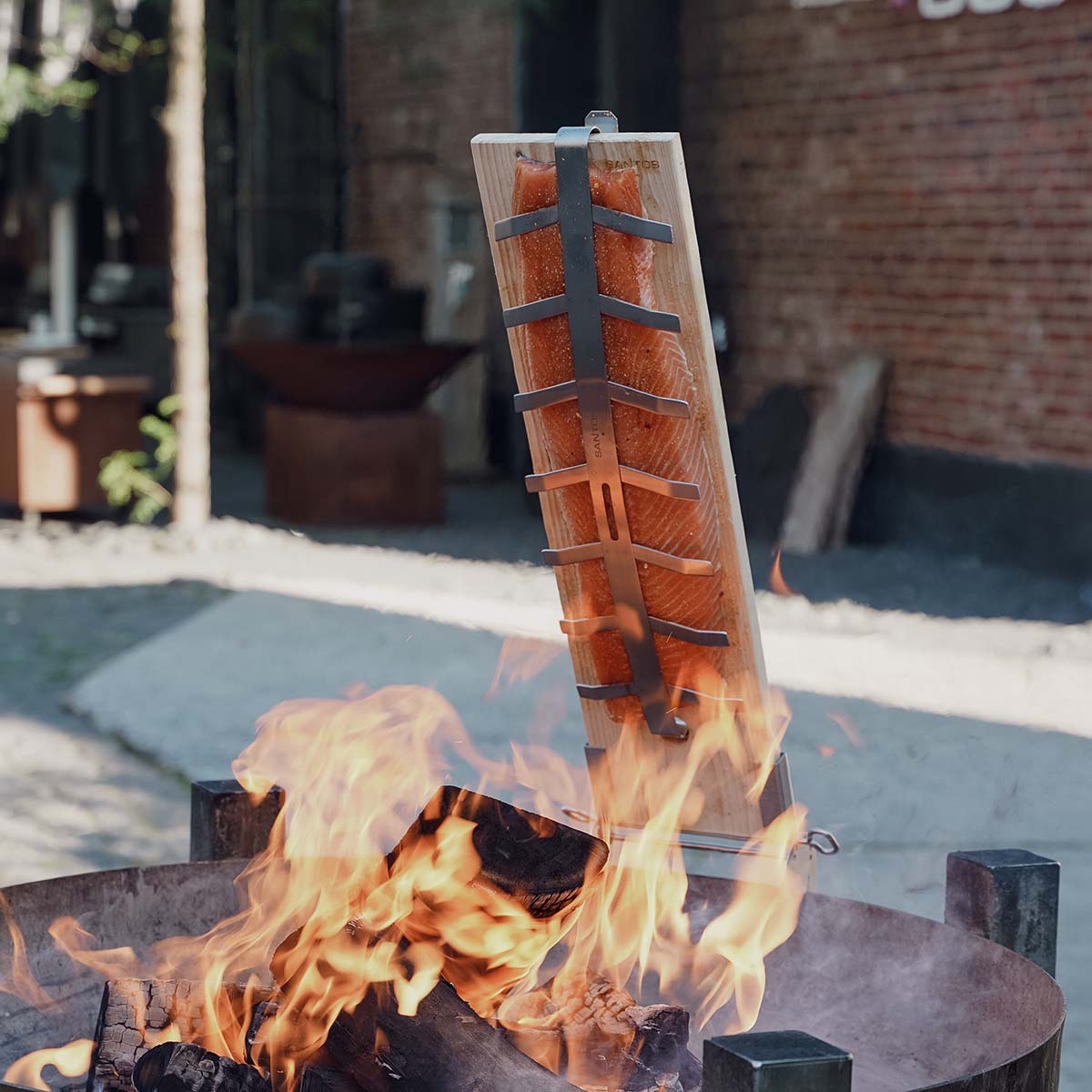 SANTOS Flammlachshalter aus Edelstahl inkl. Flammlachsbrett aus Zedernholz SANTOS Flammlachshalter aus Edelstahl inkl. Flammlachsbrett aus Zedernholz