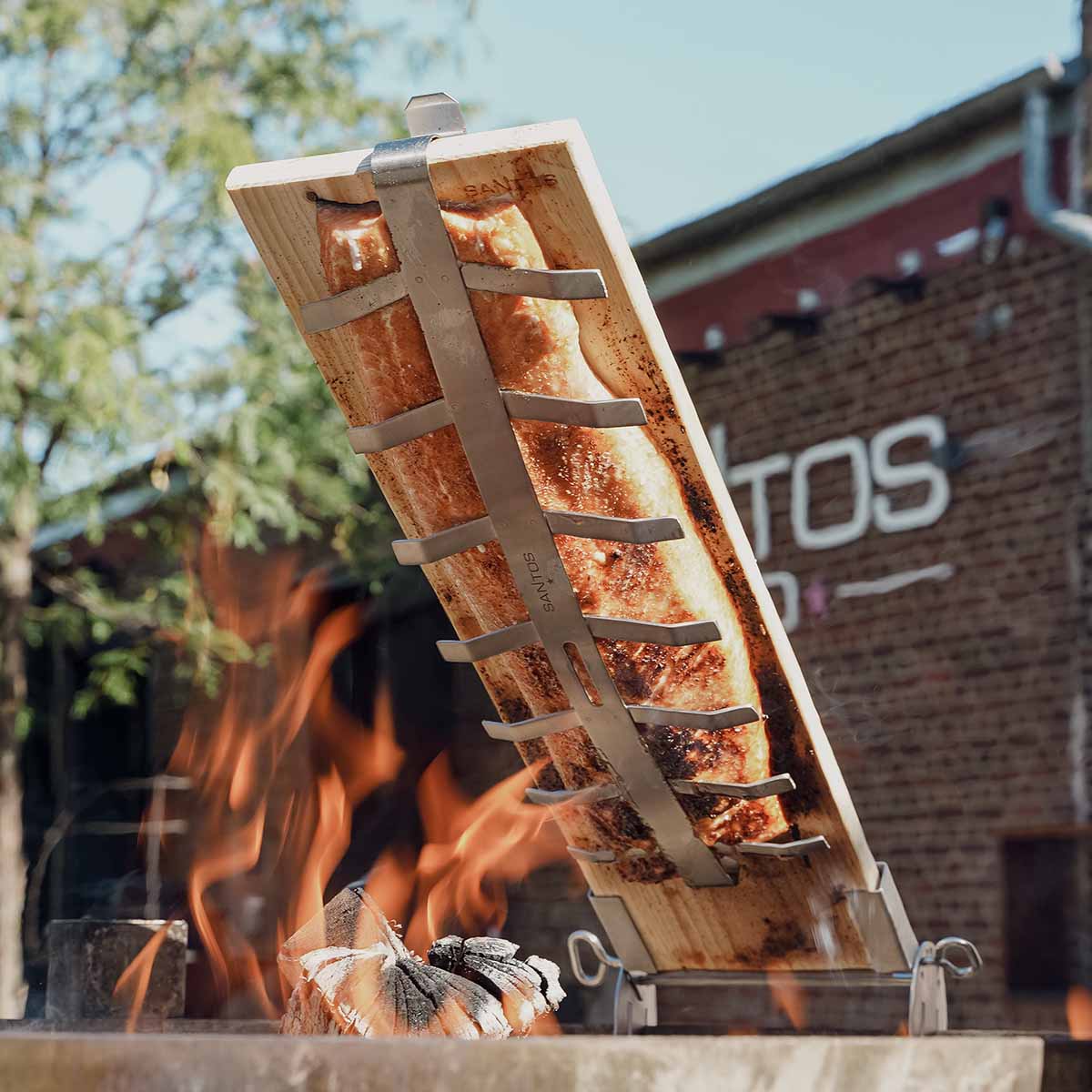 SANTOS Flammlachshalter aus Edelstahl inkl. Flammlachsbrett aus Zedernholz SANTOS Flammlachshalter aus Edelstahl inkl. Flammlachsbrett aus Zedernholz