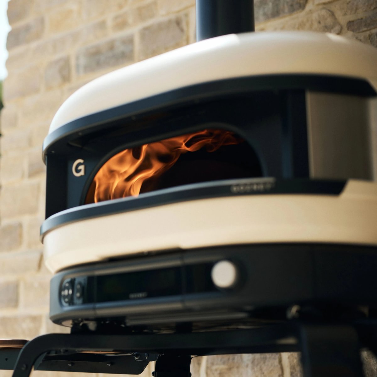 Gozney Pizzaofen Dome Gen 2.0 | Cremeweiß Nahaufnahme mit Flammen