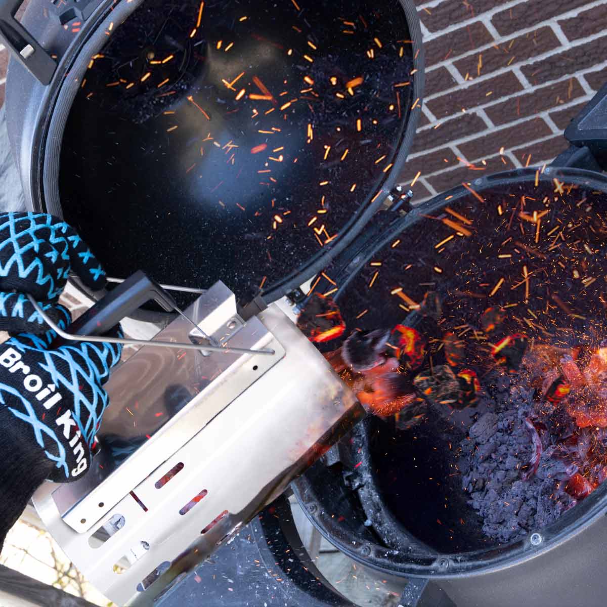Broil King Anzündkamin | Edelstahl Broil King Anzündkamin: Glühende Kohlen werden in den Grill geschüttet