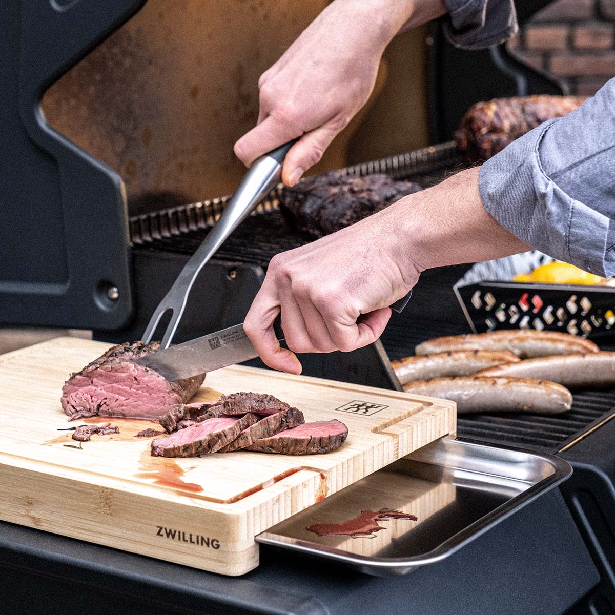 ZWILLING BBQ Schneidebrett mit Auffangschale, 39 x 30 cm, Edelstahl  ZWILLING BBQ Schneidebrett mit Auffangschale, 39 x 30 cm, Edelstahl