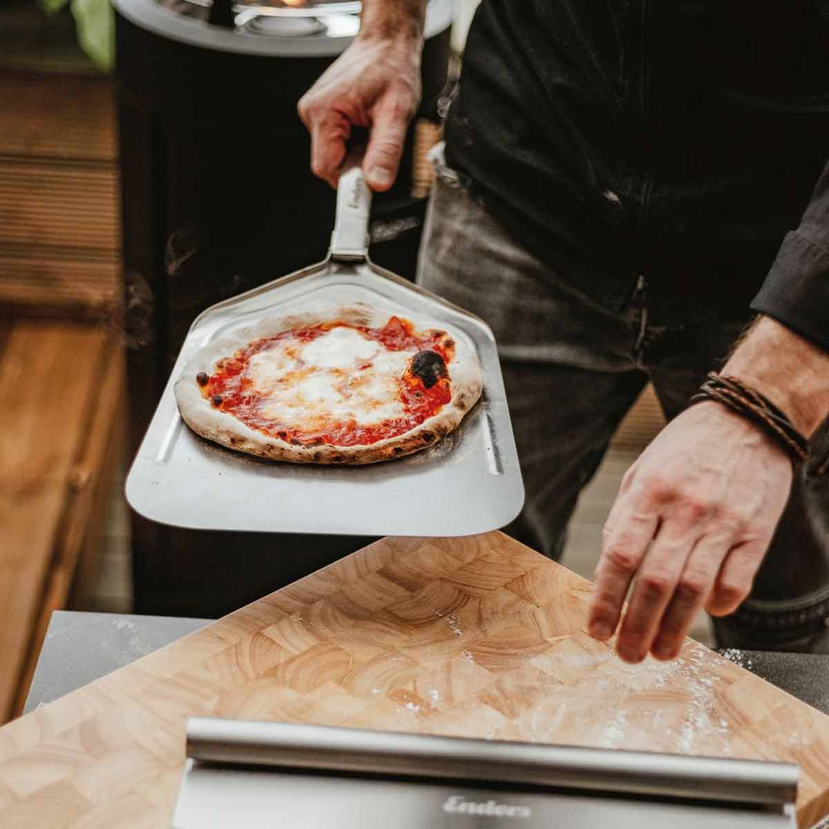 Enders Premium Pizzaschaufel mit Pizza