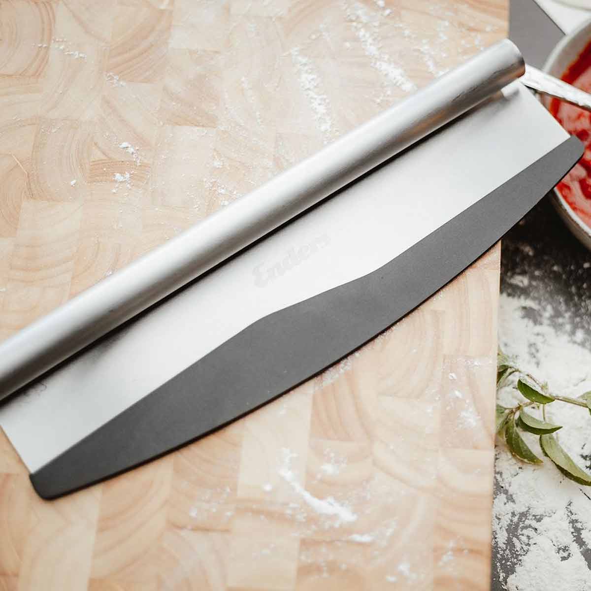 Enders Pizzaschneider aus Edelstahl mit Kunststoff-Schutzkappe