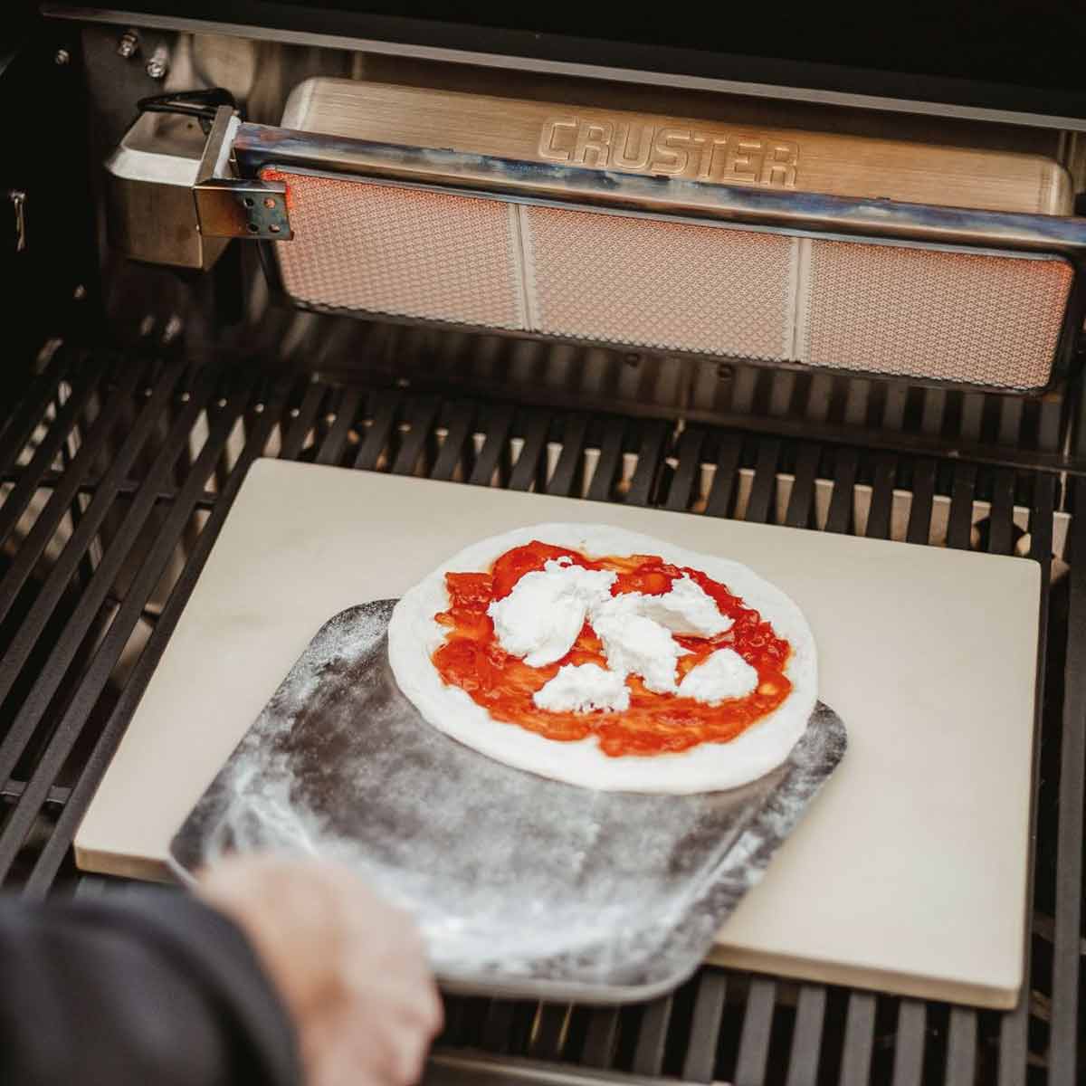 Enders Premium Pizzaschaufel, Pizza auf Pizzastein schieben