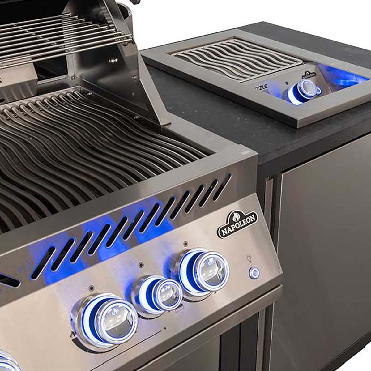 Napoleon Oasis Compact 105 Outdoor Küche mit Einbaugrill BIG32 und Sizzle Zone / inkl. Drehspieß und Innenbeleuchtung