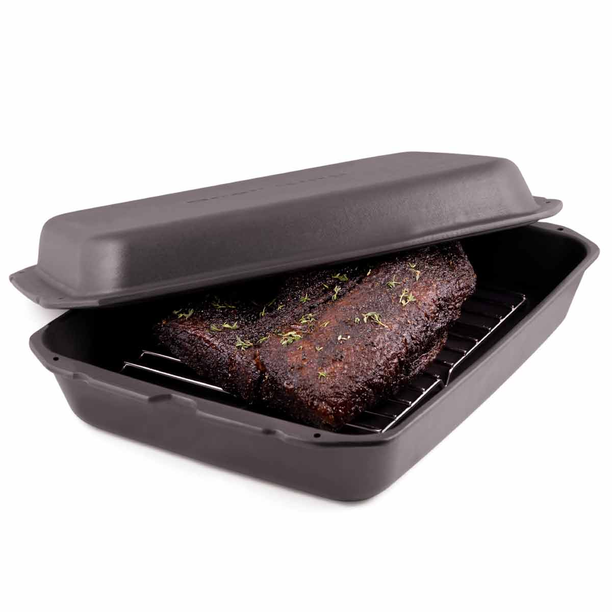 Broil King Multi Roaster aus Gusseisen mit geöffnetem Deckel und Fleisch darin