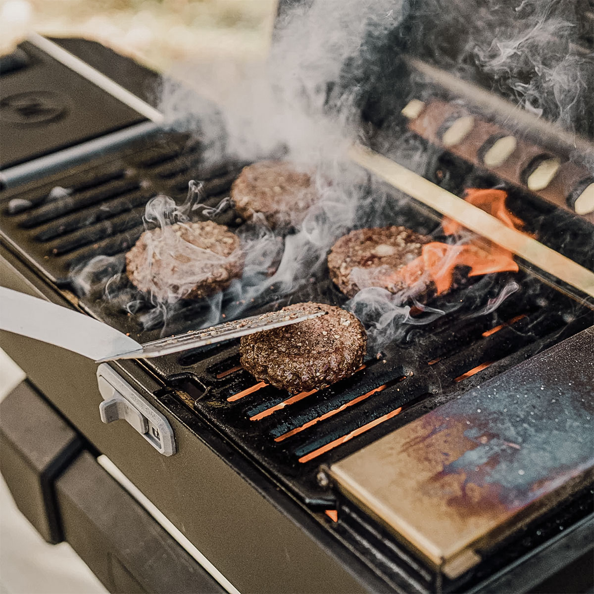 Tragbarer Masterbuilt Holzkohle Grill und Smoker mit Wagen