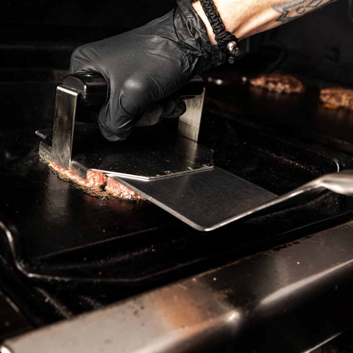 Broil King Smash Burgerpresse, im Einsatz mit Grillwender