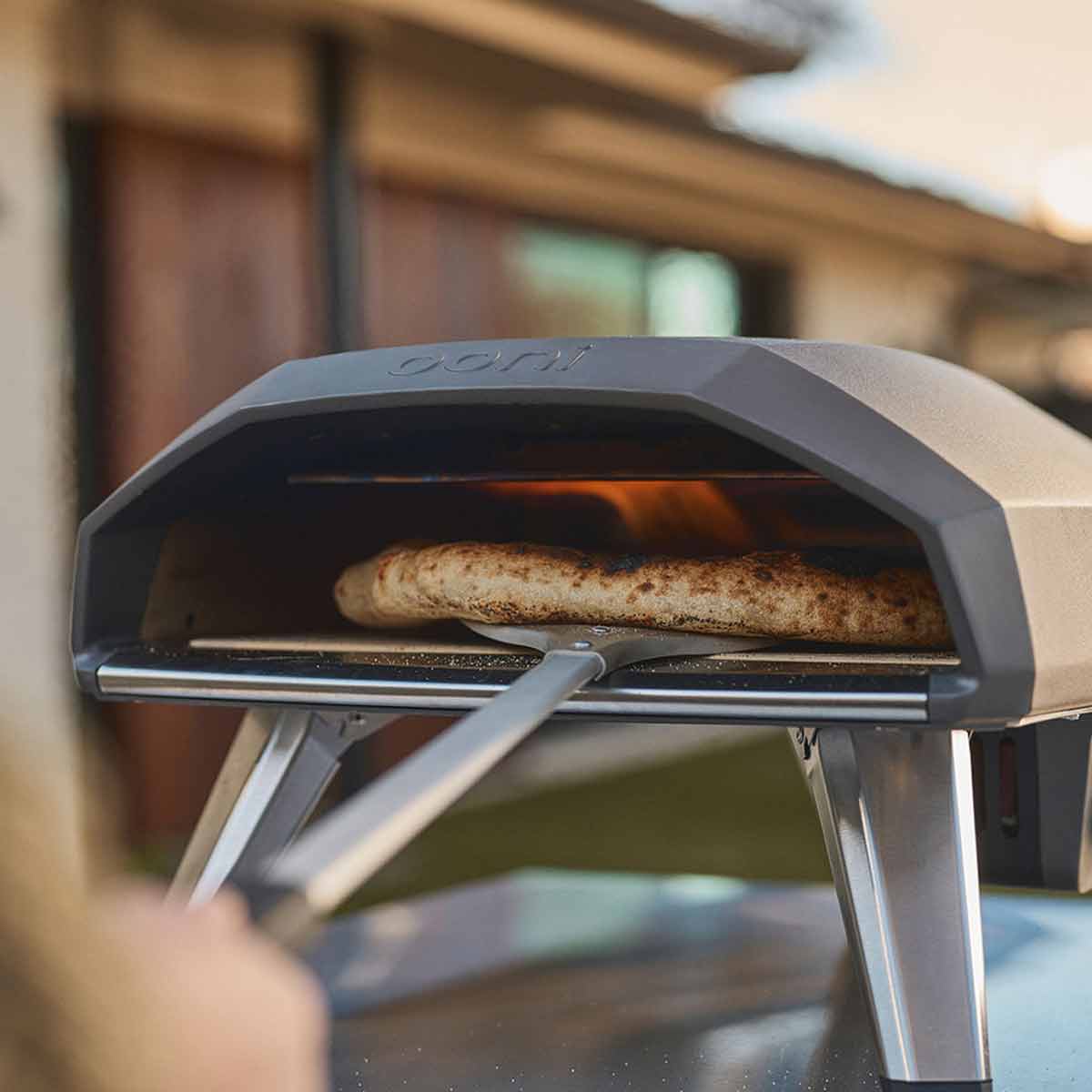Ooni Koda 2 Gas Pizzaofen, mit fertiger Pizza
