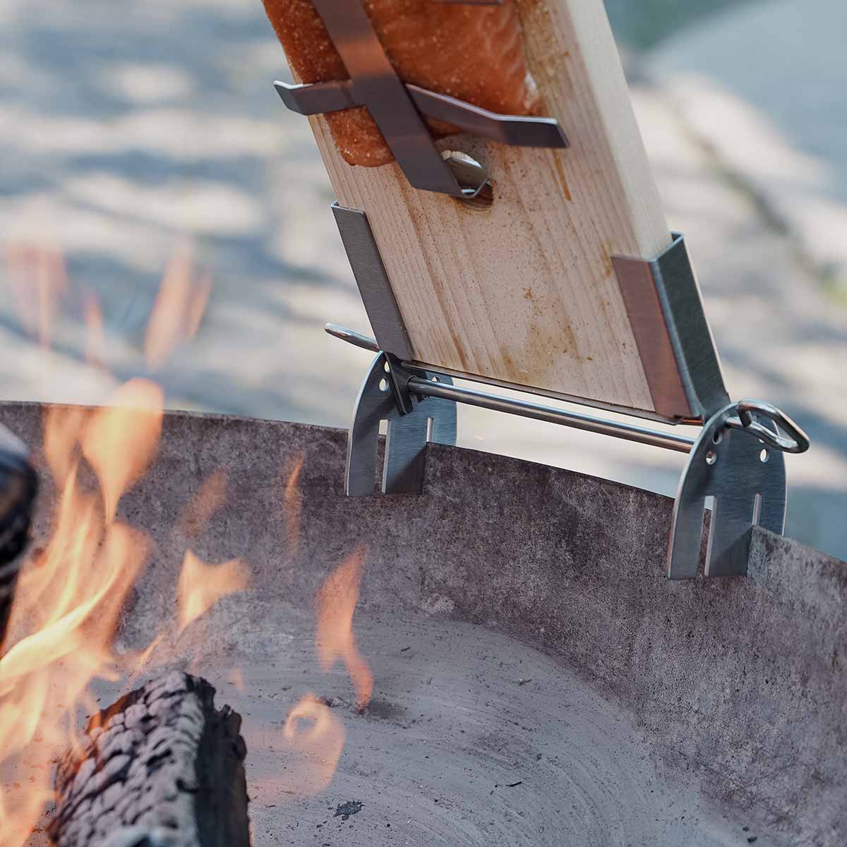 SANTOS Flammlachshalter aus Edelstahl inkl. Flammlachsbrett aus Zedernholz SANTOS Flammlachshalter aus Edelstahl inkl. Flammlachsbrett aus Zedernholz