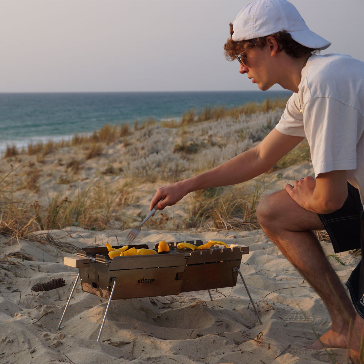 Knister Grill Premium – tragbarer Holzkohlegrill aus Edelstahl Knister Grill Premium – tragbarer Holzkohlegrill aus Edelstahl