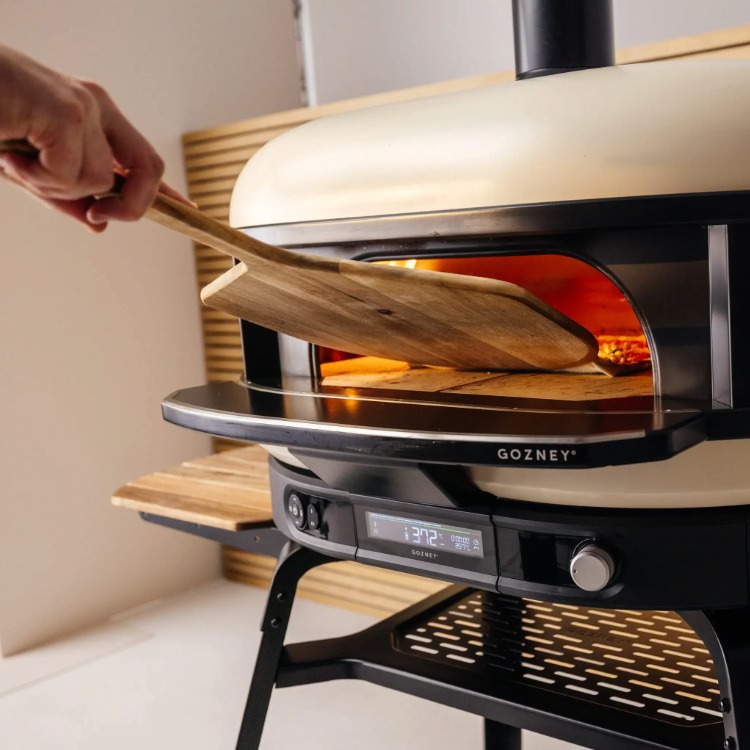 Pizzaschaufel in Verwendung mit Gozney Dome 