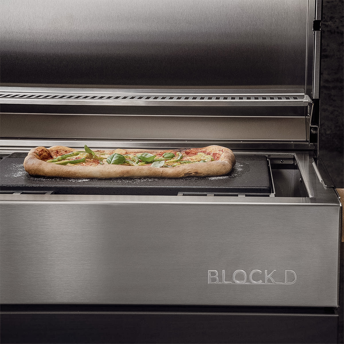 Anwendung Flammkraft Pizza- und Grillstein im Grill mit Pizza belegt Anwendung Flammkraft Pizza- und Grillstein im Grill mit Pizza belegt