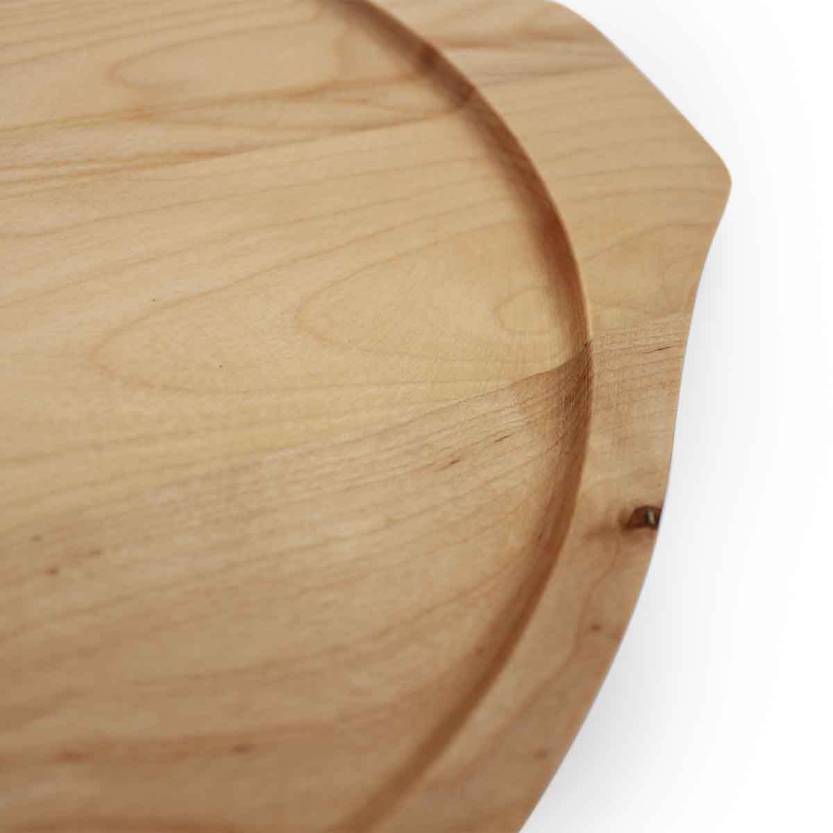 SANTOS Wedge Pan mit Holz-Serviertablett Ø 21,5 x 3 cm, Gusseisen, Holzbrett Detailaufnahme