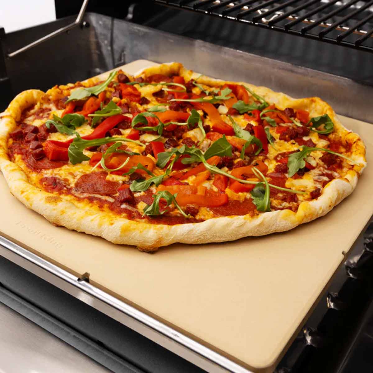 Broil King Pizzastein mit gebackener Pizza