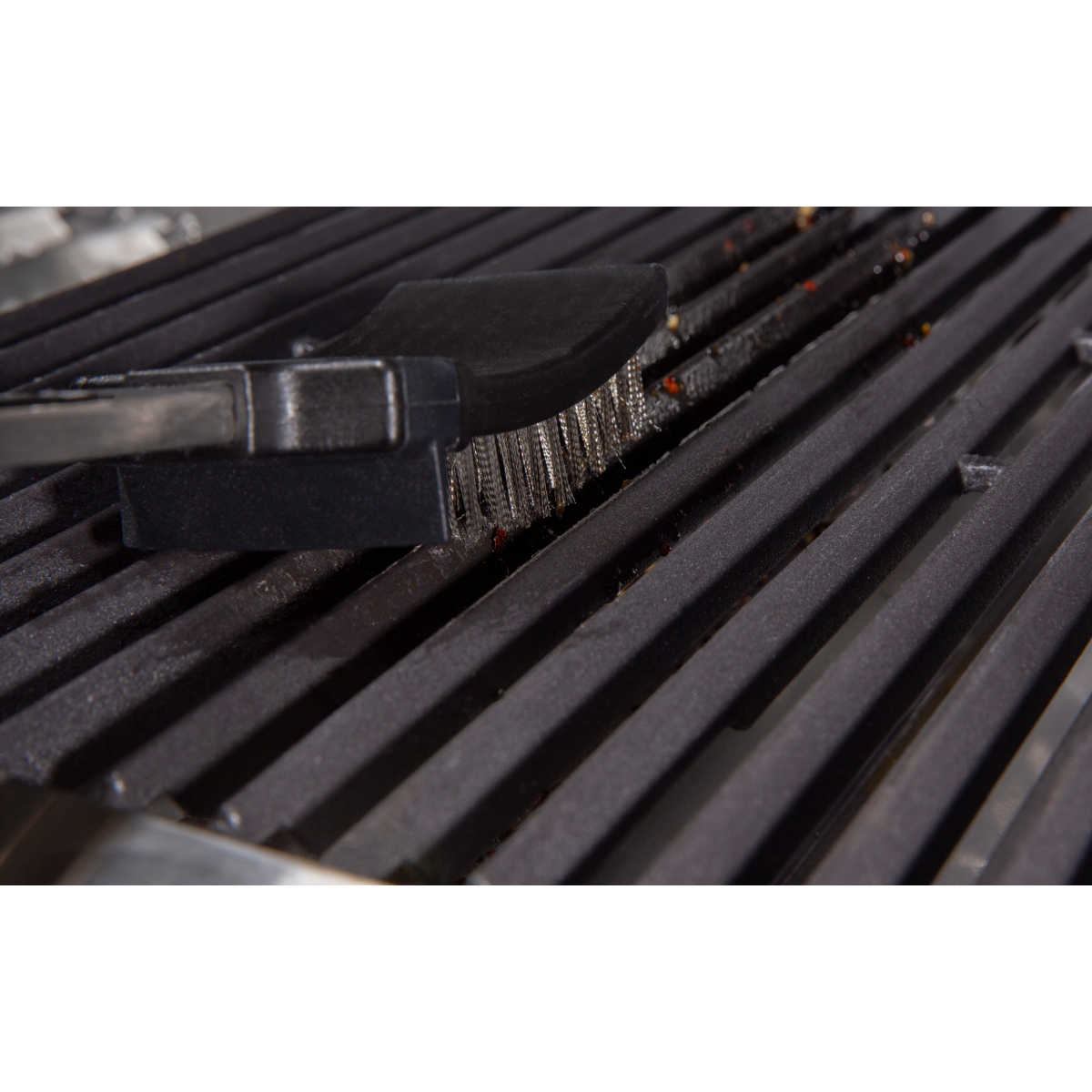 Broil King Baron Reinigungsbürste Anwendung auf Gussrost Broil King Baron Reinigungsbürste Anwendung auf Gussrost