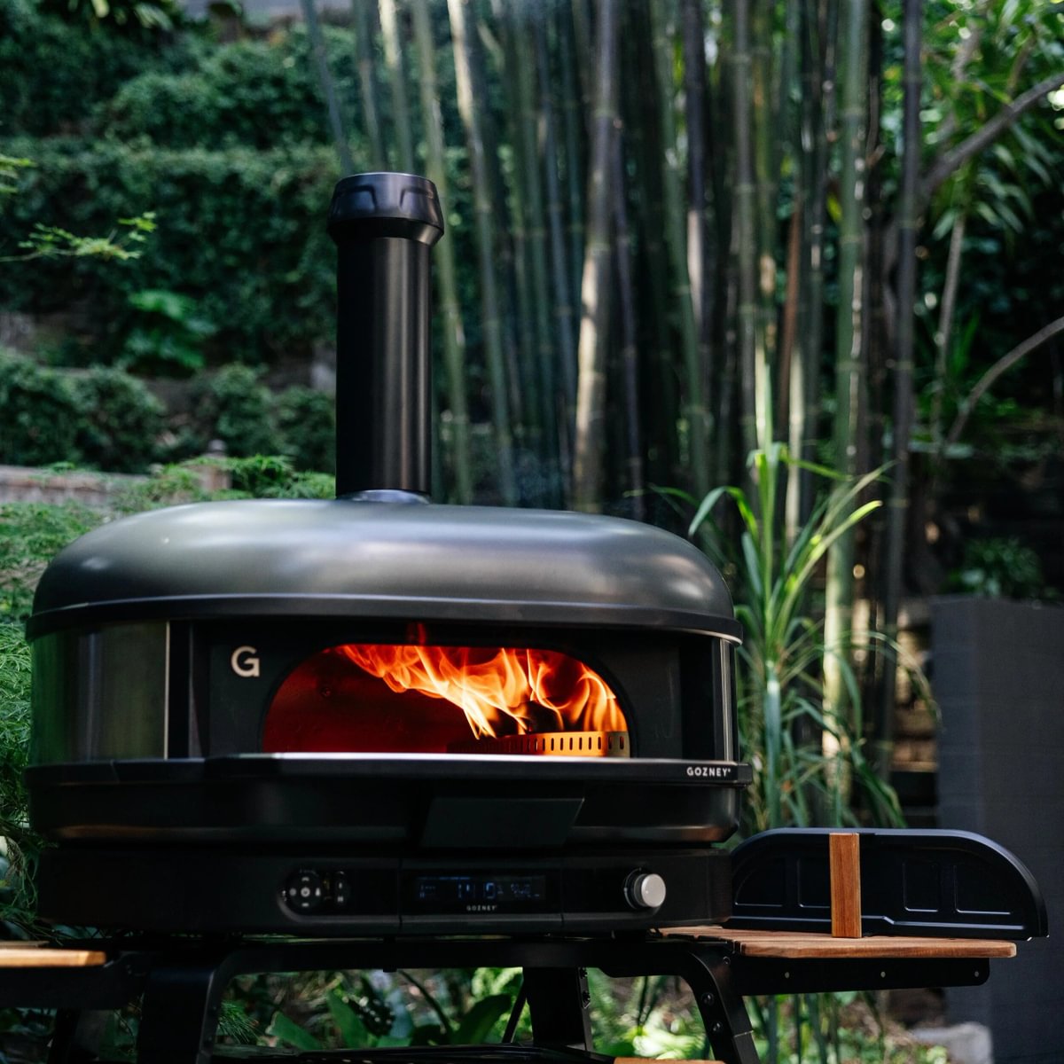 Gozney Pizzaofen Dome Gen 2.0 XL | Black Produktbild Weiß mit Flammen