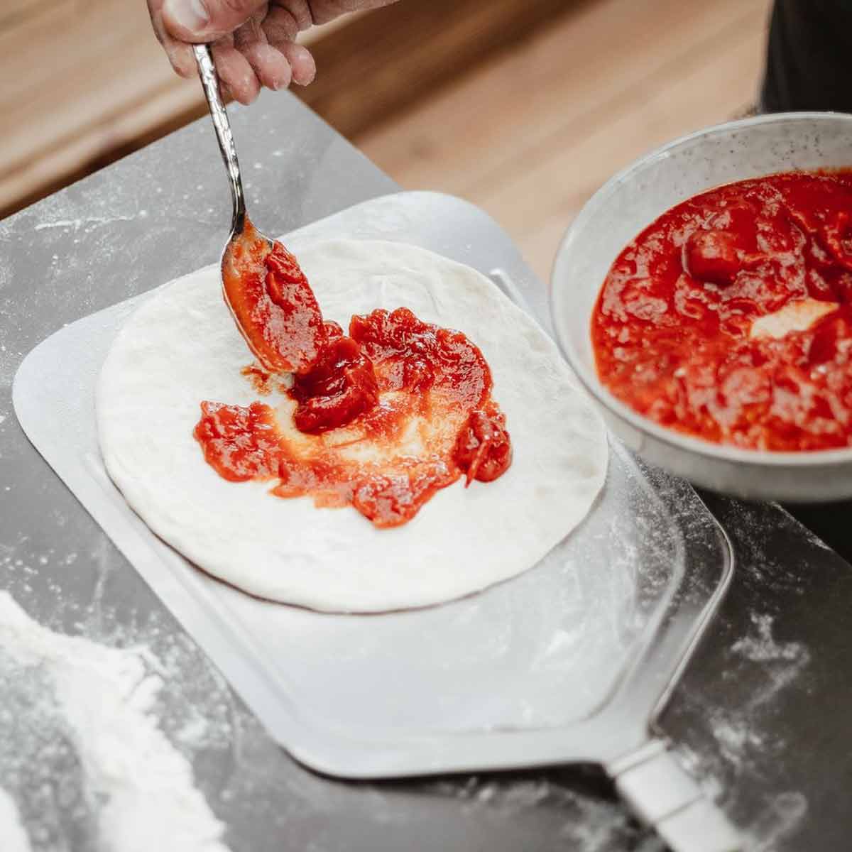 Enders Premium Pizzaschaufel, Pizza belegen