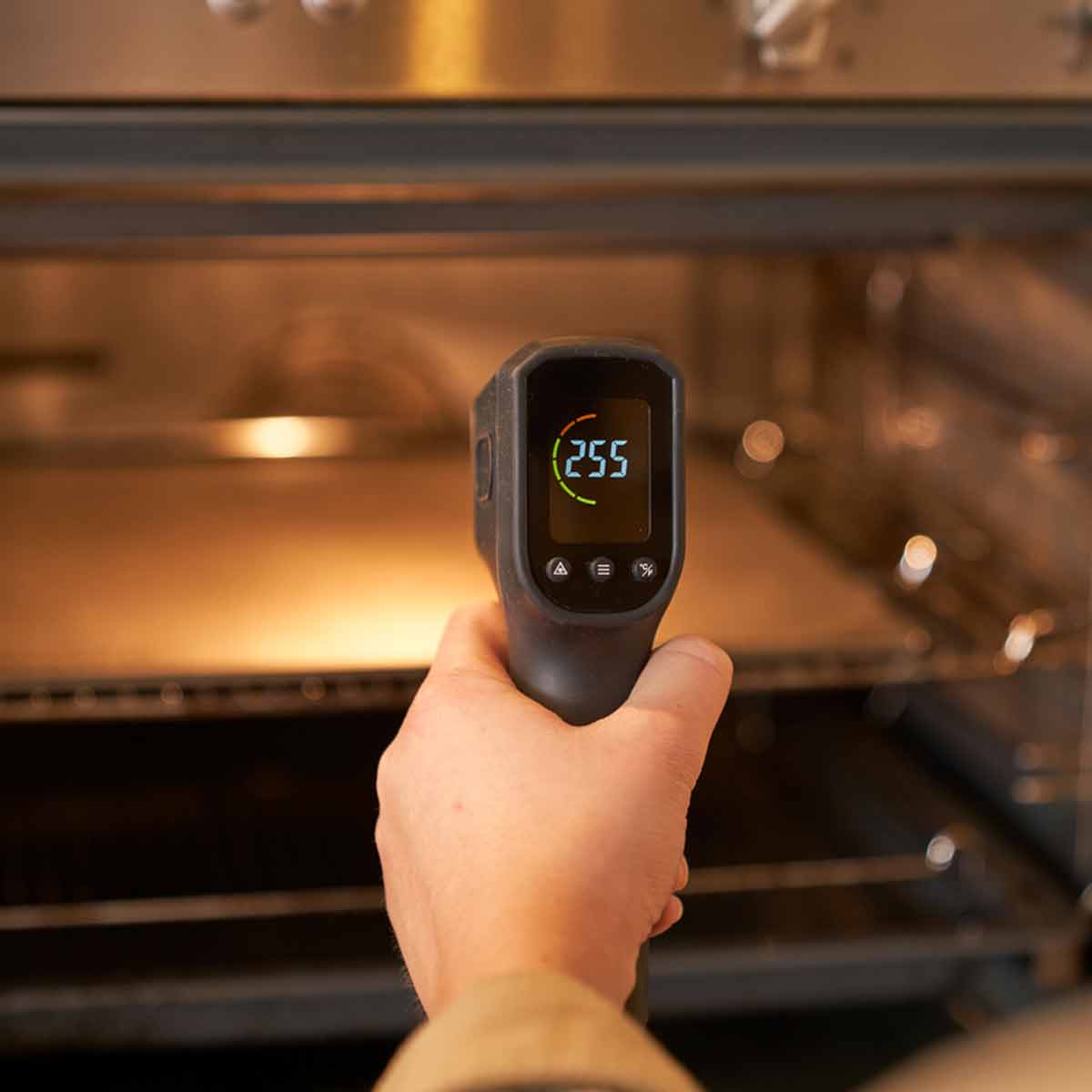 Ooni Digitales Infrarot Thermometer, Messung am Backofen