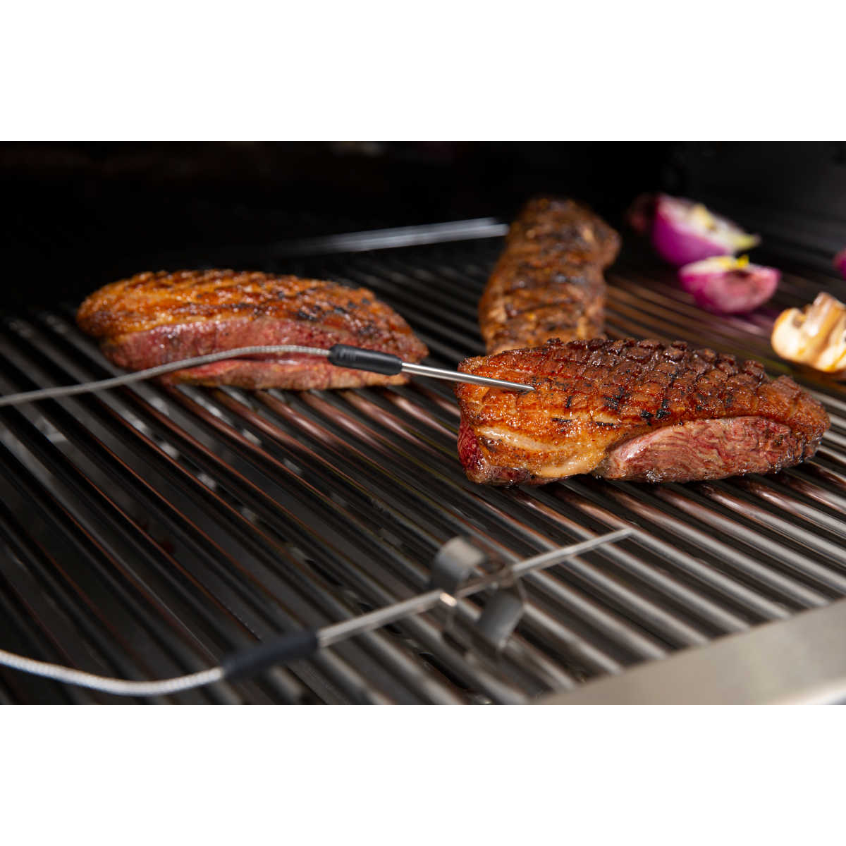Broil King Grillthermometerfühler im Einsatz Broil King Grillthermometerfühler im Einsatz